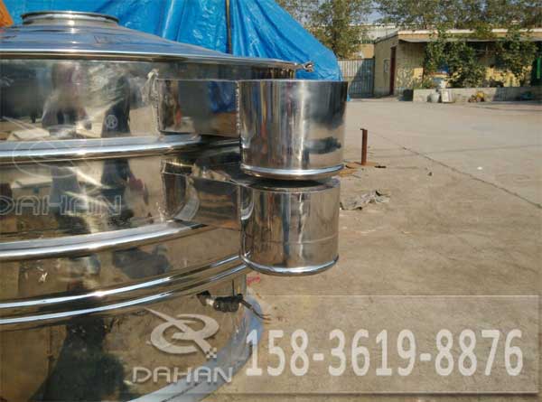 鋼珠分級(jí)振動(dòng)篩分機(jī)出料口 鋼珠分級(jí)振動(dòng)篩分機(jī)出料口