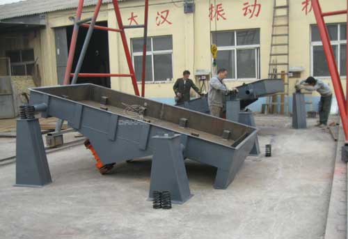 1530型直線(xiàn)振動(dòng)篩生產(chǎn)現(xiàn)場(chǎng)